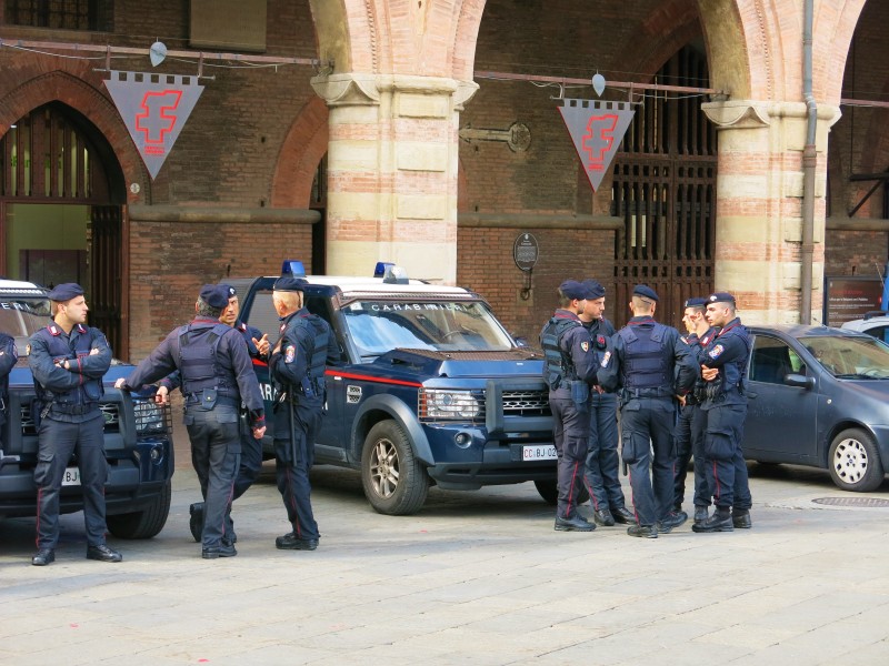 Bologna, Carabinieri uniforma